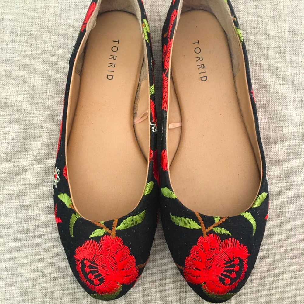 9W torrid embroidered floral flats